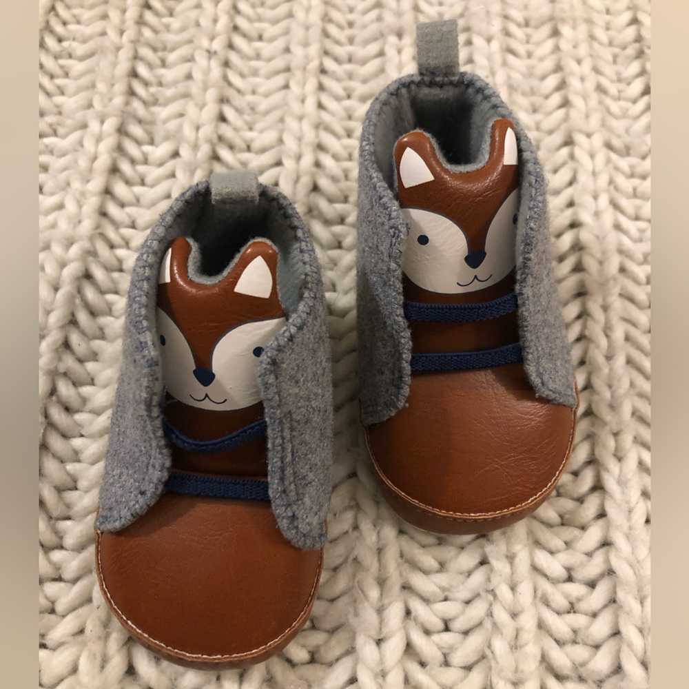 Cute Carter Fox Shoes// size 3-6month // Gently loved// smoke and pet free home